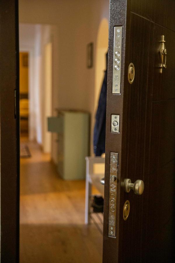 Central Sofia 3-Bedroom Apartment - Urban Art Gallery - Free Parking! Sófia Exterior foto